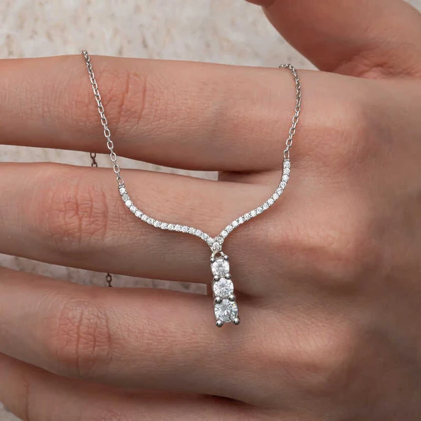 KENPAZAR Gümüş Üç Taşlı V Model Kadın Kolye