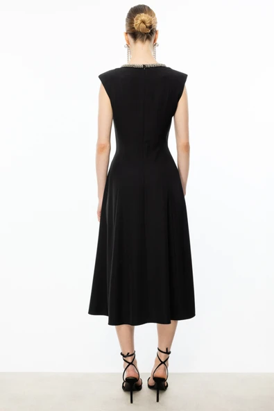 Ekol Yuvarlak Yaka Kolsuz Vatkalı Yakası Taş Detaylı Midi Özel Gün Kadın Elbise 25YEKL05020 - 3