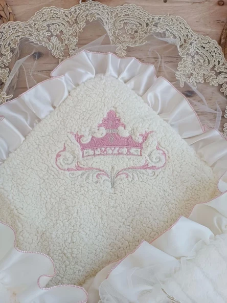 Eterelle Yenidoğan Wool Yün Kumaş Taç Nakışlı Güpür Duvaklı Fiyonk Prizma Taş Unisex Kundak Bebek Battaniyesi Pembe - 6