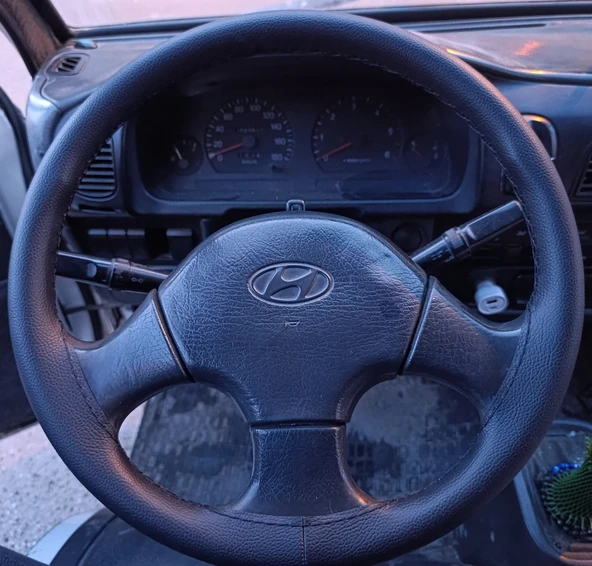 DİKİŞLİ DİREKSİYON KILIFI SİYAH DERİ SİYAH DİKİŞLİ HYUNDAİ H100 İÇİN ürün görseli