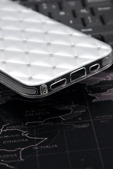 iPhone 16 Uyumlu Baklava Desenli Pırlanta Taşlı Sert Kapak Kılıf Beyaz - Resim 5