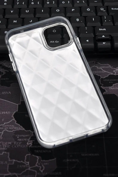 iPhone 15 Pro Uyumlu Baklava Desenli Pırlanta Taşlı Sert Kapak Kılıf Beyaz - Resim 7