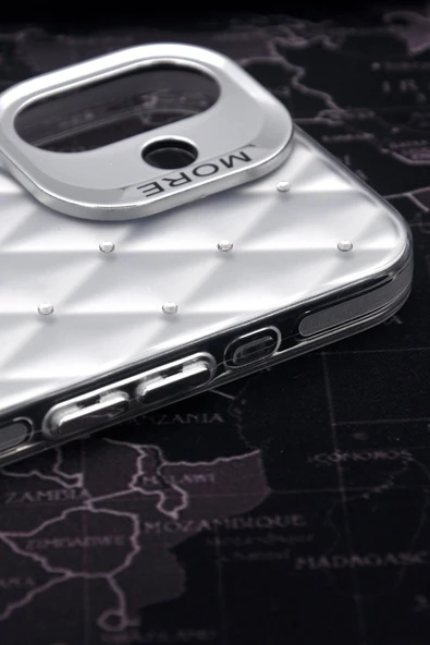 iPhone 16 Uyumlu Baklava Desenli Pırlanta Taşlı Sert Kapak Kılıf Beyaz - Resim 4