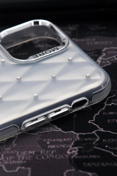 iPhone 16 Pro Max Uyumlu Baklava Desenli Pırlanta Taşlı Sert Kapak Kılıf Beyaz - Resim 4
