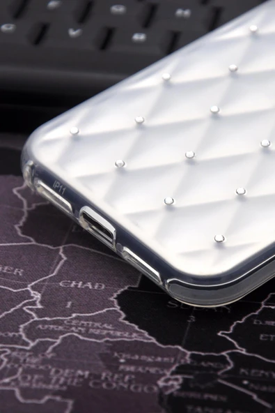 iPhone 12 Uyumlu Baklava Desenli Pırlanta Taşlı Sert Kapak Kılıf Beyaz - Resim 5