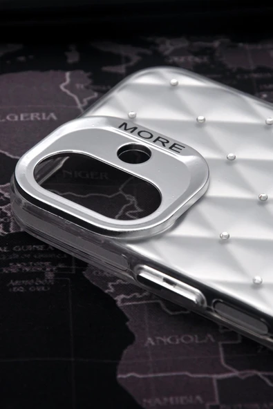 iPhone 16 Uyumlu Baklava Desenli Pırlanta Taşlı Sert Kapak Kılıf Beyaz - Resim 3