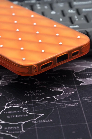 iPhone 16 Uyumlu Baklava Desenli Pırlanta Taşlı Sert Kapak Kılıf Turuncu - Resim 5