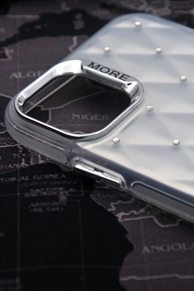 iPhone 15 Uyumlu Baklava Desenli Pırlanta Taşlı Sert Kapak Kılıf Beyaz - Resim 3