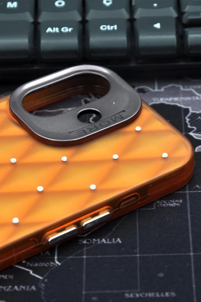 iPhone 16 Uyumlu Baklava Desenli Pırlanta Taşlı Sert Kapak Kılıf Turuncu - Resim 4