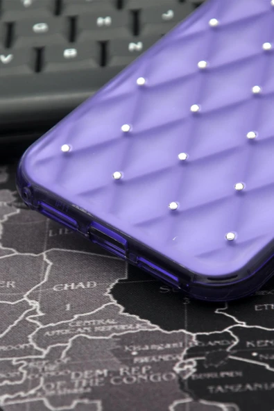 iPhone 15 Pro Max Uyumlu Baklava Desenli Pırlanta Taşlı Sert Kapak Kılıf Mor - Resim 5