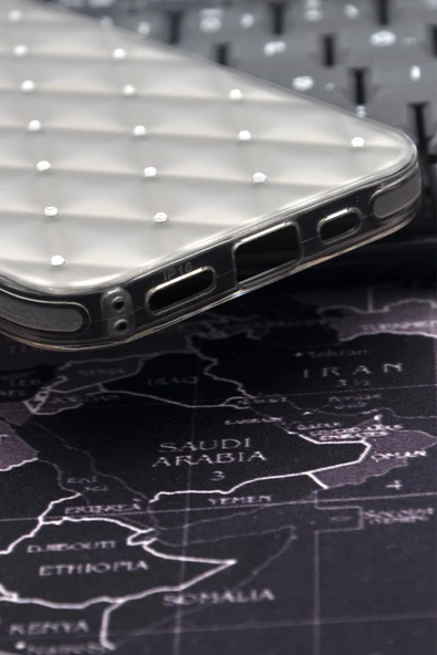 iPhone 16 Uyumlu Baklava Desenli Pırlanta Taşlı Sert Kapak Kılıf Gri - Resim 5