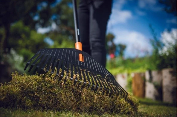 Fiskars 1003464 M Solid Çim - Yaprak Tırmığı - 4