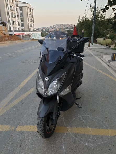 MOTOCAM Sym Joymax 250 İ Siperlik Ön Cam 2013 2017 Model 65cm Açıkfüme Renkli 4mm ORTA BOYLU CAM
