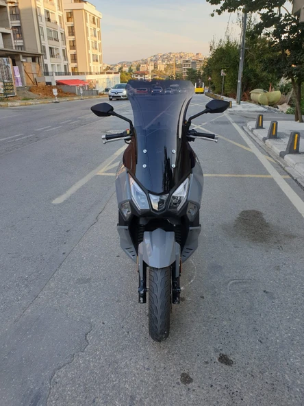 MOTOCAM Sym Joyride 300 Siperlik Ön Cam 2023 2024 Model 65cm Siyah Renkli 4mm ORTA BOYLU CAM