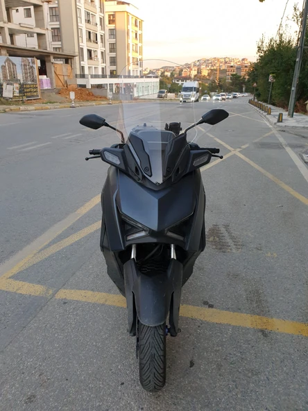 MOTOCAM Yamaha Xmax Siperlik Ön Cam 2023 2024 Model 65cm Şeffaf Renkli 4mm ORTA BOYLU CAM