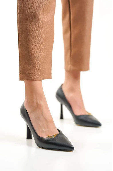 New Kadın Siyah Gold Detaylı İnce Topuklu Ayakkabı Cheto - 5