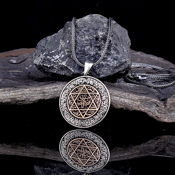 HZ SLEYMAN MÜHRÜ FETİH SURESİ İKİNCİ AYETİ YAZILI 925 AYAR GÜMÜŞ KOLYE ürün görseli