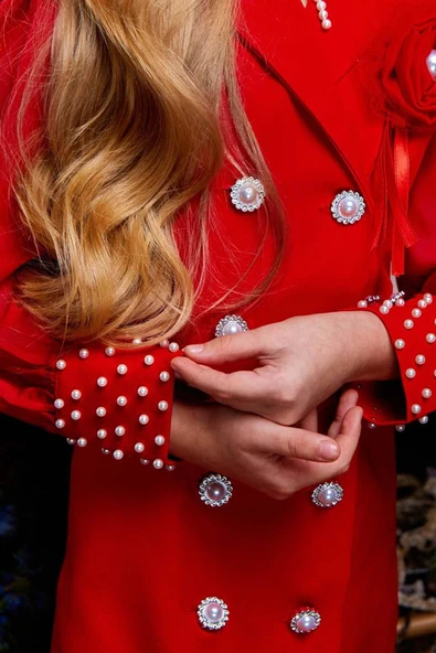 Kız Çocuk Bilekleri İnci Boncuk İşlemeli Kolları Şeffaf Kumaş Taş Düğme Detaylı Kırmızı Elbise - Resim 6