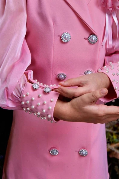 Kız Çocuk Bilekleri İnci Boncuk İşlemeli Kolları Şeffaf Kumaş Taş Düğme Detaylı Pembe Elbise - Resim 3