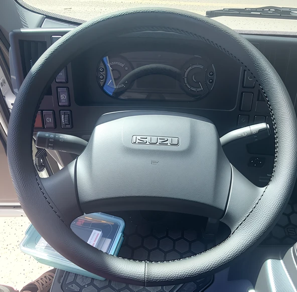 DİKİŞLİ DİREKSİYON KILIFI SİYAH DERİ SİYAH DİKİŞLİ ISUZU NPR 10 LONG İCİN ürün görseli