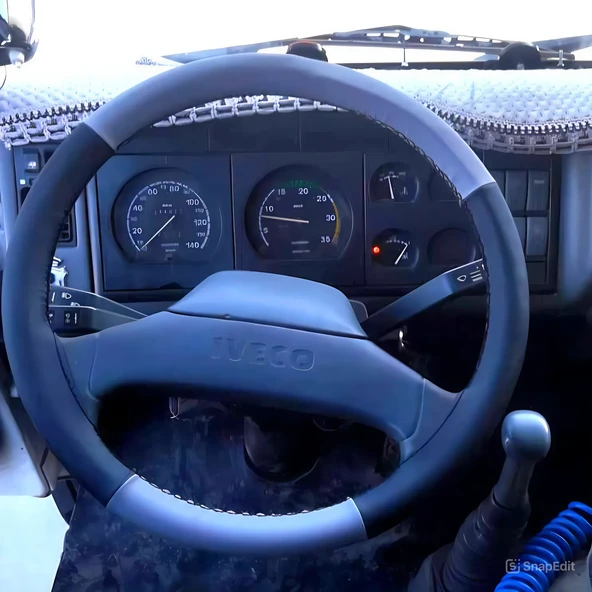 DİKİŞLİ DİREKSİYON KILIFI SİYAH / GRİ DERİ SİYAH DİKİŞLİ IVECO KAMYON 80-12 2006 KASA İÇİN ürün görseli