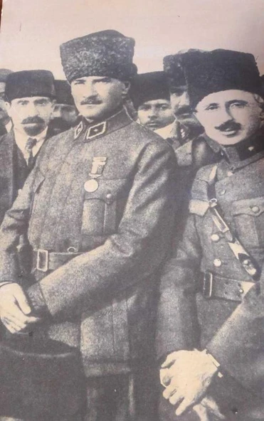 Atatürk Resmi ((Üniformalı Grup) 50 x 70 cm - 3 mm Mukavva