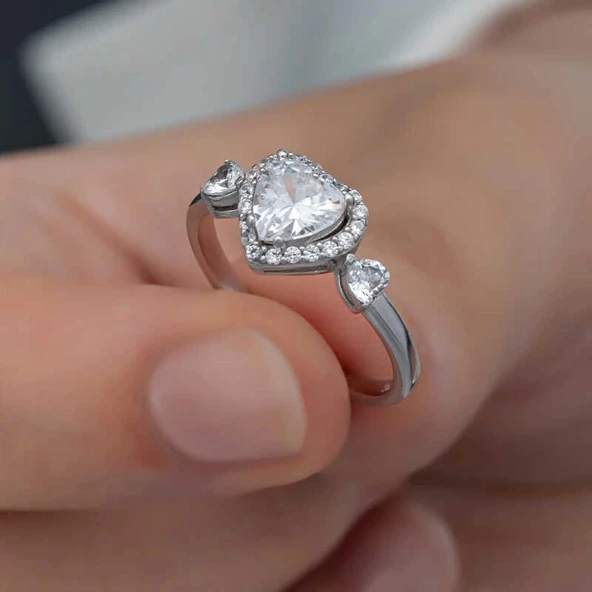 Gümüş Beyaz Taşlı Kalpli Kadın Yüzük ürün görseli 1