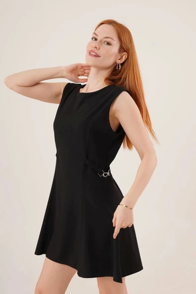 Yanları Zincir Detaylı Sıfır Kol Siyah Mini Elbise - 4