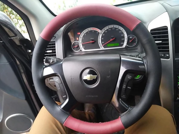 DİKİŞLİ DİREKSİYON KILIFI SİYAH / MAT KIRMIZI DERİ SİYAH DİKİŞLİ CHEVROLET CAPTİVA İÇİN ürün görseli