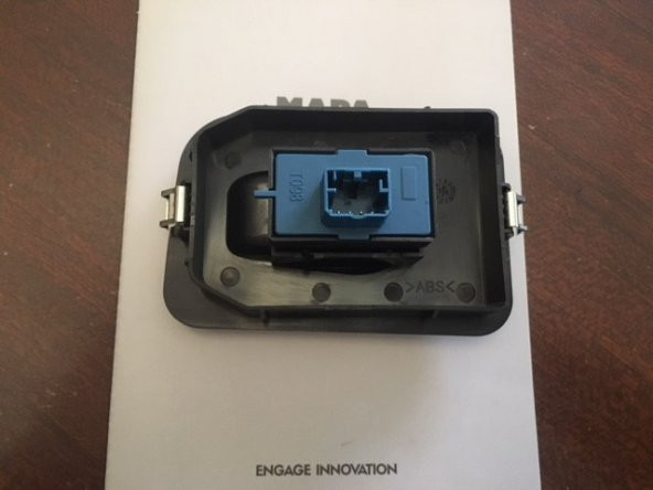 PEUGEOT BIPPER ÖN SAĞ CAM AÇMA KALDIRMA DÜĞMESİ       6490H0 - 3