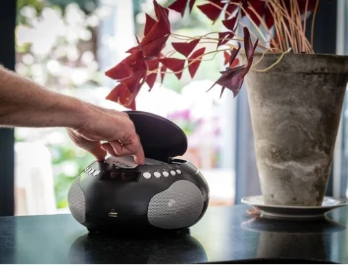 LENCO SCD-331BK - USB ve Bluetooth® özellikli taşınabilir radyo/CD/MP3 çalar - Pil ve şebeke elektriğiyle çalışan radyo - 6