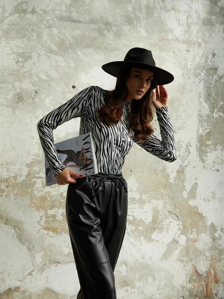 Zebra Desen Boğazlı Siyah Body - 8