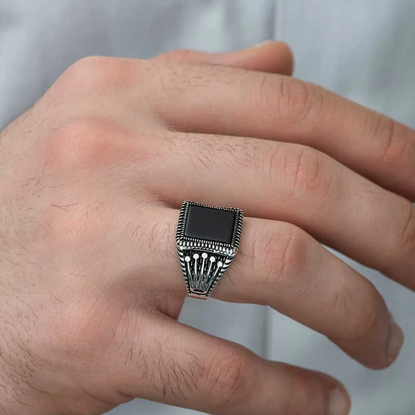 Gümüş Oniks Taşlı Taç Desenli Erkek Yüzük - Resim 3