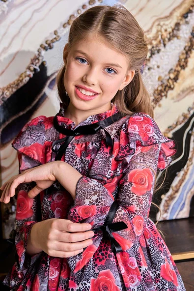 Kız Çocuk Göğsü Fırfırlı Yakası Kurdele Detaylı Gül Desenli Kırmızı Elbise - Resim 4