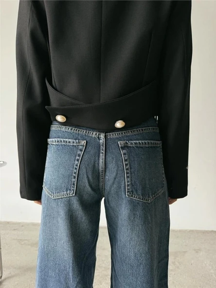 ARKASI İNCİ DÜĞME DETAYLI CROP CEKET - Siyah - 4