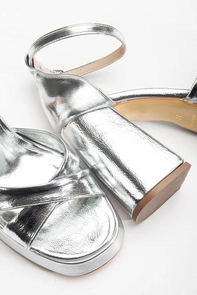 Pekin Gümüş Cilt Platformlu Açık Burunlu Kalın Topuklu Ayakkabı - Resim 3