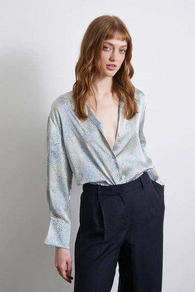 V Yaka Desenli Saten Gömlek Mavi ürün görseli