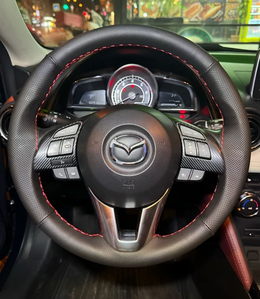 DİKİŞLİ DİREKSİYON KILIFI SİYAH DERİ NOKTALI DERİ SİYAH DİKİŞLİ MAZDA CX-3 İÇİN ürün görseli