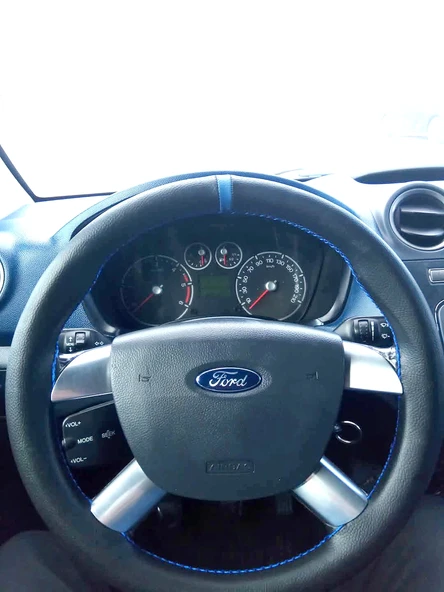 DİKİŞLİ DİREKSİYON KILIFI SİYAH DERİ MAVİ YÜZÜK MAVİ DİKİŞLİ FORD CONNECT İÇİN ürün görseli