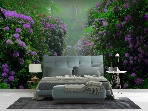 Mor Çiçekli Yeşil Orman Patika Yol Manzaralı Duvar Kağıdı - Resim 2