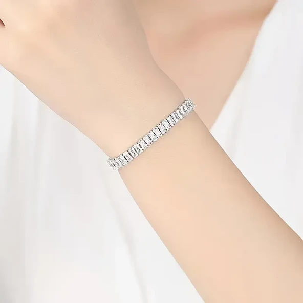 Gümüş Renk Antialerjik Parlak Taşlarla Süslenmiş Şık Bijuteri Bileklik Modern ve Zarif Tasarım - Resim 2