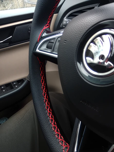 DİKİŞLİ DİREKSİYON KILIFI SİYAH DERİ KIRMIZI DİKİŞLİ SKODA FOTOĞRAFTAKİ DİREKSİYONA UYGUNDUR - 2
