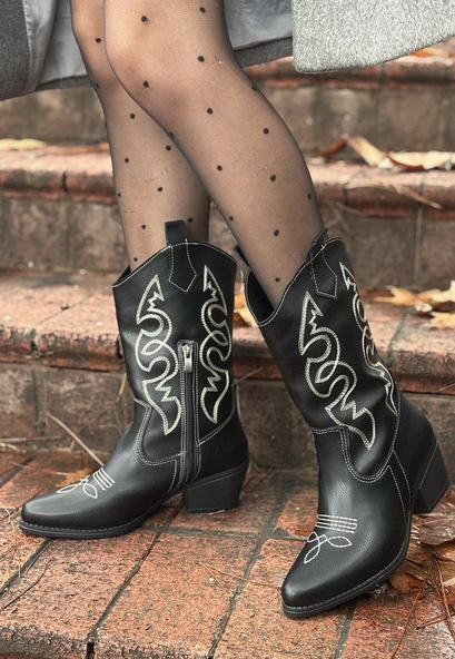 Emaly Siyah Cilt Beyaz İşlemeli Topuklu Çizme - Resim 2