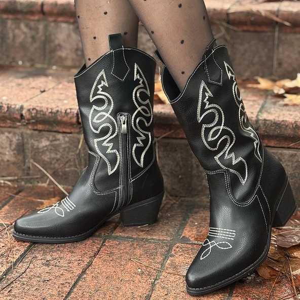 Emaly Siyah Cilt Beyaz İşlemeli Topuklu Çizme - Resim 4