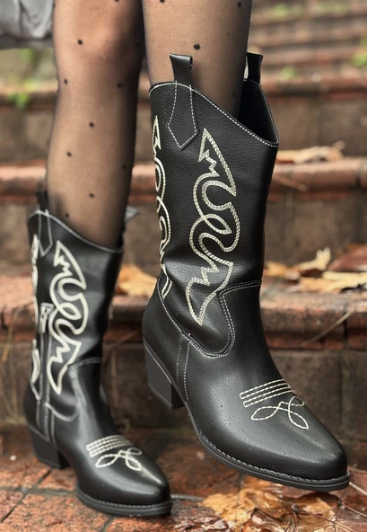 Emaly Siyah Cilt Beyaz İşlemeli Topuklu Çizme - Resim 3