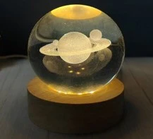 Dekoratif Satürn Tasarımlı Ahşap Altlıklı Işıklı Cam küre Cam:6cm Ahşap:2cm ürün görseli