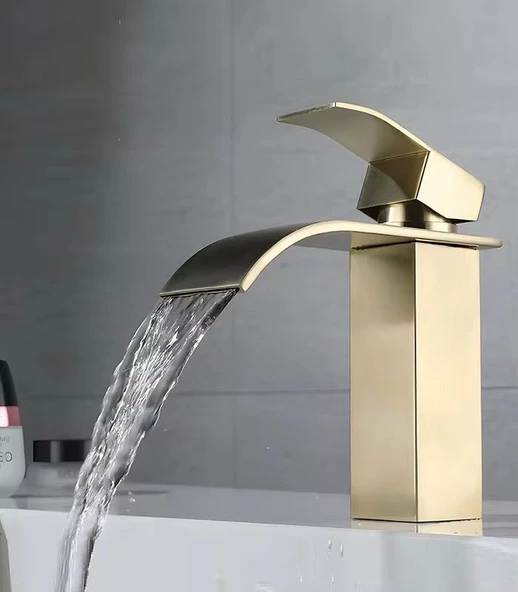 LAVABO BATARYASI MAT GOLD ŞELALE KARE GÖVDE EĞİMLİ HAVZA BANYO ARMATÜR ÇİFT GİRİŞ MUSLUK LÜKS ERGONOMİK - 3