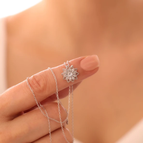 Vaoov 925 Ayar Gümüş Beyaz Taşlı Zarif Lotus Çiçeği Kolye ürün görseli