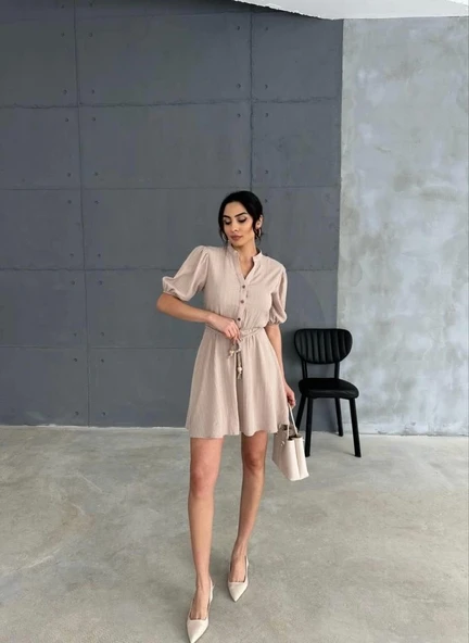 ÖRGÜ KEMERLİ ÖNDEN DÜĞMELİ KISA ELBİSE - Bej - Resim 3