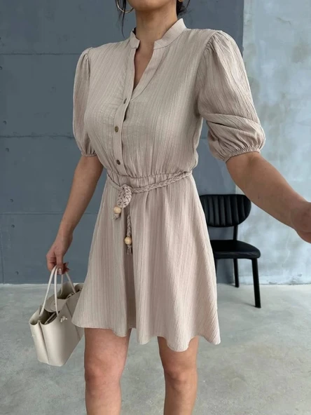 ÖRGÜ KEMERLİ ÖNDEN DÜĞMELİ KISA ELBİSE - Bej - Resim 2